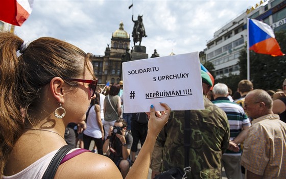 Demonstrace proti EU a přílivu uprchlíků na Václavském náměstí v Praze (18....