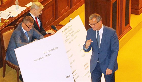Ministr financí Andrej Babi si na jednání o elektronické evidenci treb...