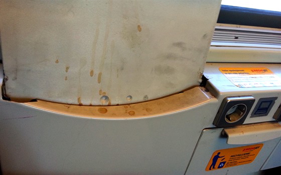 Zaschlá káva na spodní straně stolku ve vlaku RegioJet