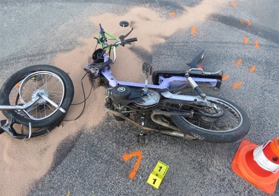 Sráka osobního auta s malým motocyklem ve Vysokém Mýt (10. 7. 2015)