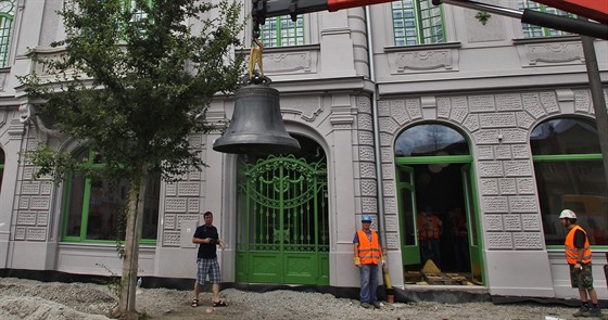 Sthování zvon z kostela Narození Panny Marie ve Starém Bohumín do...