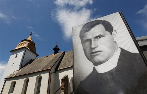 Datum 11. prosince 1949 je spjaté s tzv. íhoským zázrakem. Na snímku kostel Nanebevzetí Panny Marie v íhoti a podobizna knze Josefa Toufara.