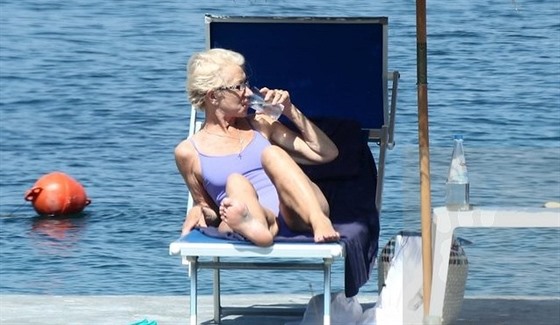 Oscarová hereka Helen Mirrenová na plái na ostrov Ischia. (16. ervence 2015)