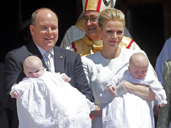 Kníe Albert II. s manelkou a dvojaty po církevním obadu (10. kvtna 2015).
