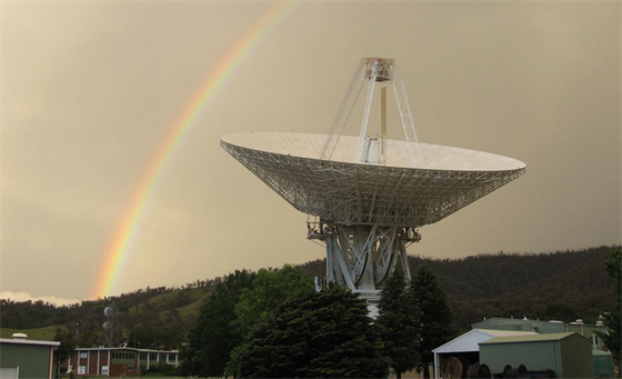 Jedna z antén komunikující se sondou New Horizons je umístna v Austrálii (Canberra Deep Space Communication Complex).