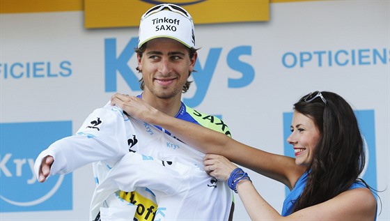 DO BÍLÉHO DRESU. Takhle si Peter Sagan na Tour uívá pocty urené nejlepími...