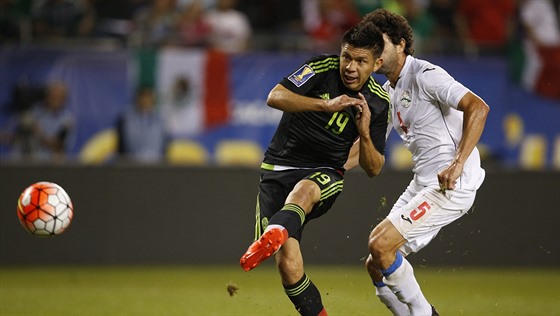 Mexický útoník Oribe Peralta stílí na Zlatém poháru jeden ze svých gol v...