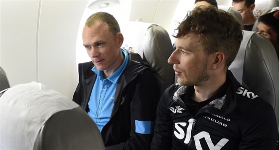 Chris Froome (vlevo) a  jeho eský parák Leopold König pi leteckém pesunu na...