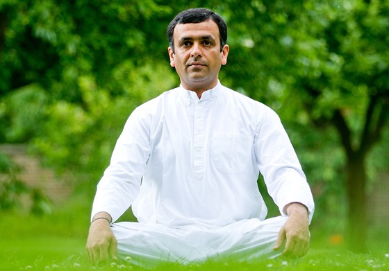 Svým ákm Ind Ajay L. Bobade vysvtluje, e jóga nejsou jen krkolomné pozice a...