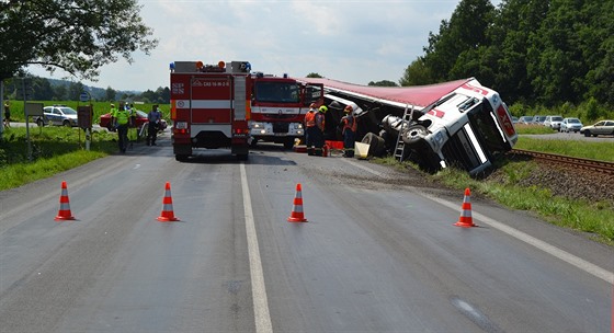 Nehoda kamionu zavela silnici mezi Valaským Meziíím a Ronovem.