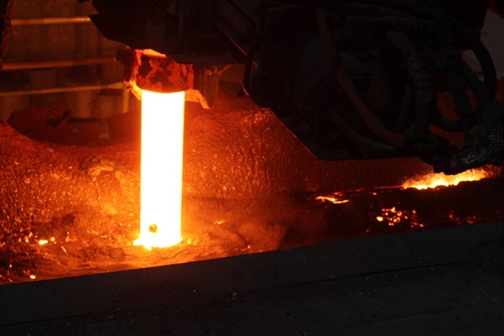Teplota licího proudu oceli je vyšší než  tisíc pět set stupňů Celsia. Závisí...