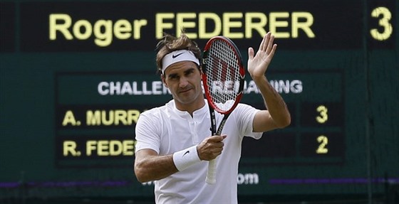 Roger Federer se raduje z postupu do finále Wimbledonu.