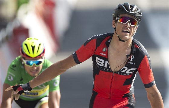 Greg van Avermaet (v erveném) je vítzem 13. etapy Tour de France, nestail na...