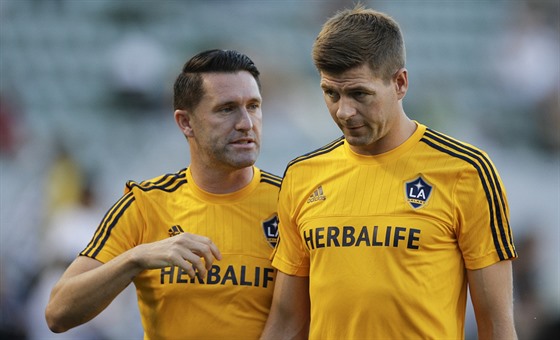 Steven Gerrard (vpravo) a Robbie Keane z Los Angeles Galaxy