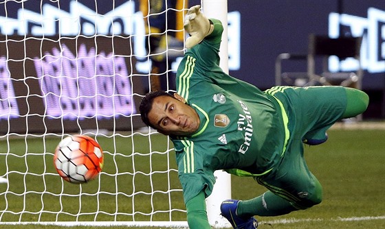 Keylor Navas z Realu Madrid poutí za svá záda penaltu.