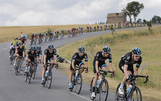 Cyklist z tmu Sky vvod pelotonu Tour de France.