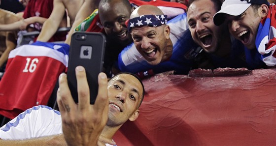 POJTE UDLAT SELFIE. Americký fotbalista Clint Dempsey slaví s fanouky výhru...