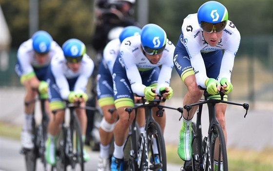 Tým Orica bhem asovky drustev na Tour de France