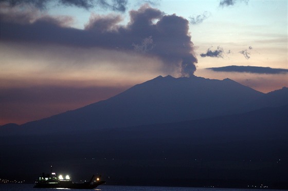 Indonéská sopka Mount Raung (12. ervence 2015).