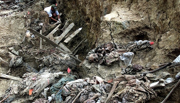 „Drží mě to při životě.“ Přeživší masakru ve Srebrenici stále hledá ostatky obětí