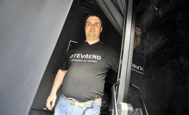 Na místo v kavárn� vás bezpe�n� dovede sympatický pr�vodce.