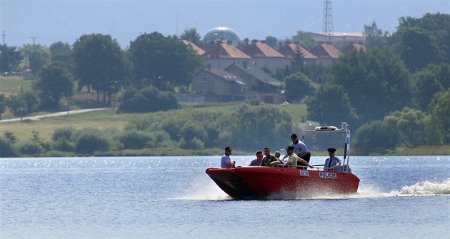 Policejní hlídka na vodní nádri Jesenice bhem kontroly rybáských povolenek...