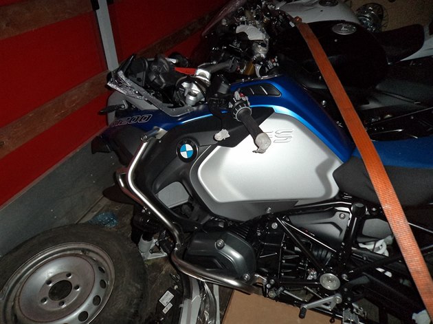 Ukradená motorka BMW, kterou našli celníci v polské dodávce.