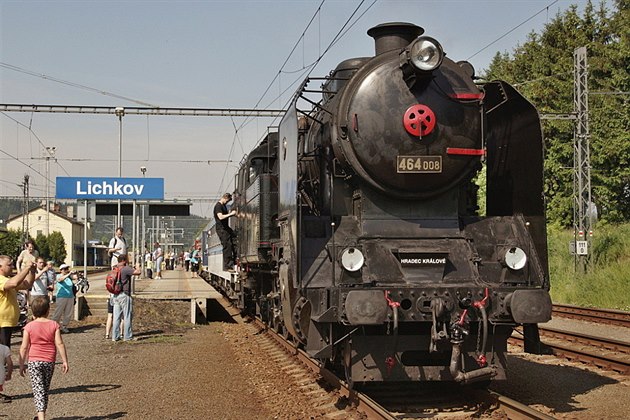 Historické vlaky na Králicku lákají nejen elezniní nadence.