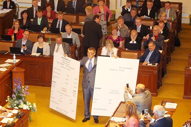 Ministr financí Andrej Babi� s ob�ími ú�tenkami b�hem jednání o elektronické...