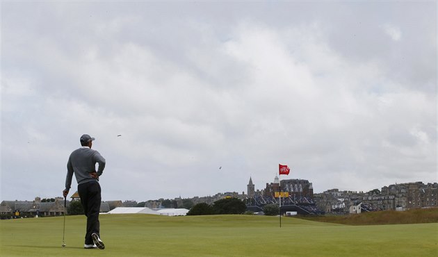 Tiger Woods na The Open na v St. Andrews �eká na svoji ránu.