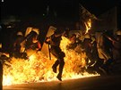 Demonstranti na námstí Sytagma v Aténách se stetli s policisty. Házeli na n...