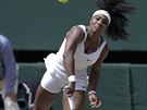 Americká tenistka Serena Williamsová podává ve finále Wimbledonu.