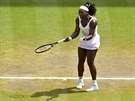 Americká tenistka Serena Williamsová se zlobí kvli svému výkonu ve finále...