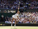 panlská tenistka Garbie Muguruzaová podává ve finále Wimbledonu.