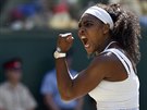 MÁM SET! Americká tenistka Serena Williamsová se raduje ze zisku prvního...