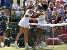 panlská tenistka Garbie Muguruzaová gratuluje Seren Williamsové k titulu z...