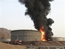U Adenu hoí ropná rafinérie. (14. ervence 2015)