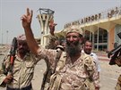Adenské letiště dobyli ozbrojenci věrní prezidentovi Hádímu. (14. července 2015)