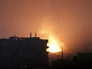 Ohe a kou po saúdských náletech v Saná (13. ervence 2015)