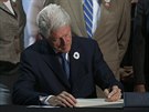 Piety se účastnila i někdejší americký prezident Bill Clinton (11. července 2015