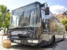 Kav�rna Potm� dorazila v podob� speci�ln�ho �ern�ho autobusu.