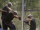 Maarský plot proti uprchlíkm vzniká i díky práci místních trestanc (16....