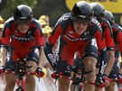 Americký cyklista Tejay van Garderen vede svj tým BMC k vítzství v 9. etap...