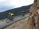 Britský cyklista Chris Froome následovaný panlem Valverdem v 15. etap Tour...