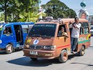 Mikrolet je nejbnjí druh hromadné dopravy v Timoru. Dovnit se nacpe prý...