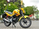 Honda CB125F. Žlutá perleťová barva ve spojení s černým motorem a červenými...