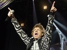 Mick Jagger pi koncertu hudební skupiny Rolling Stones v americkém Detroitu...