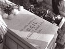 Rodina u hrobu p&#283;tasedmdesátileté Dory Blochové, kterou v lét&#283; 1976...