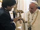 Pape Frantiek dostal od bolivijského prezidenta Evo Moralese krucifix se...