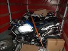 Ukradená motorka BMW, kterou nali celníci v polské dodávce.